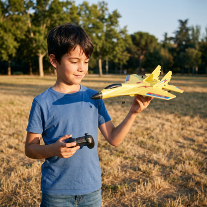 Avión teledirigido — niño con el avión y el mando en el parque