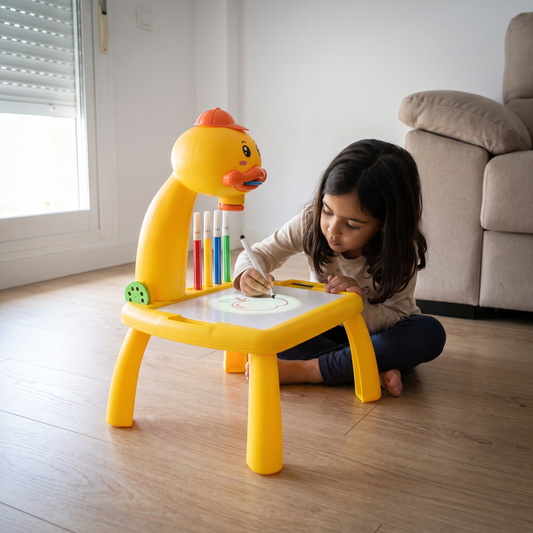 Mesita pato amarillo — niña de 4 años calcando la figura proyectada
