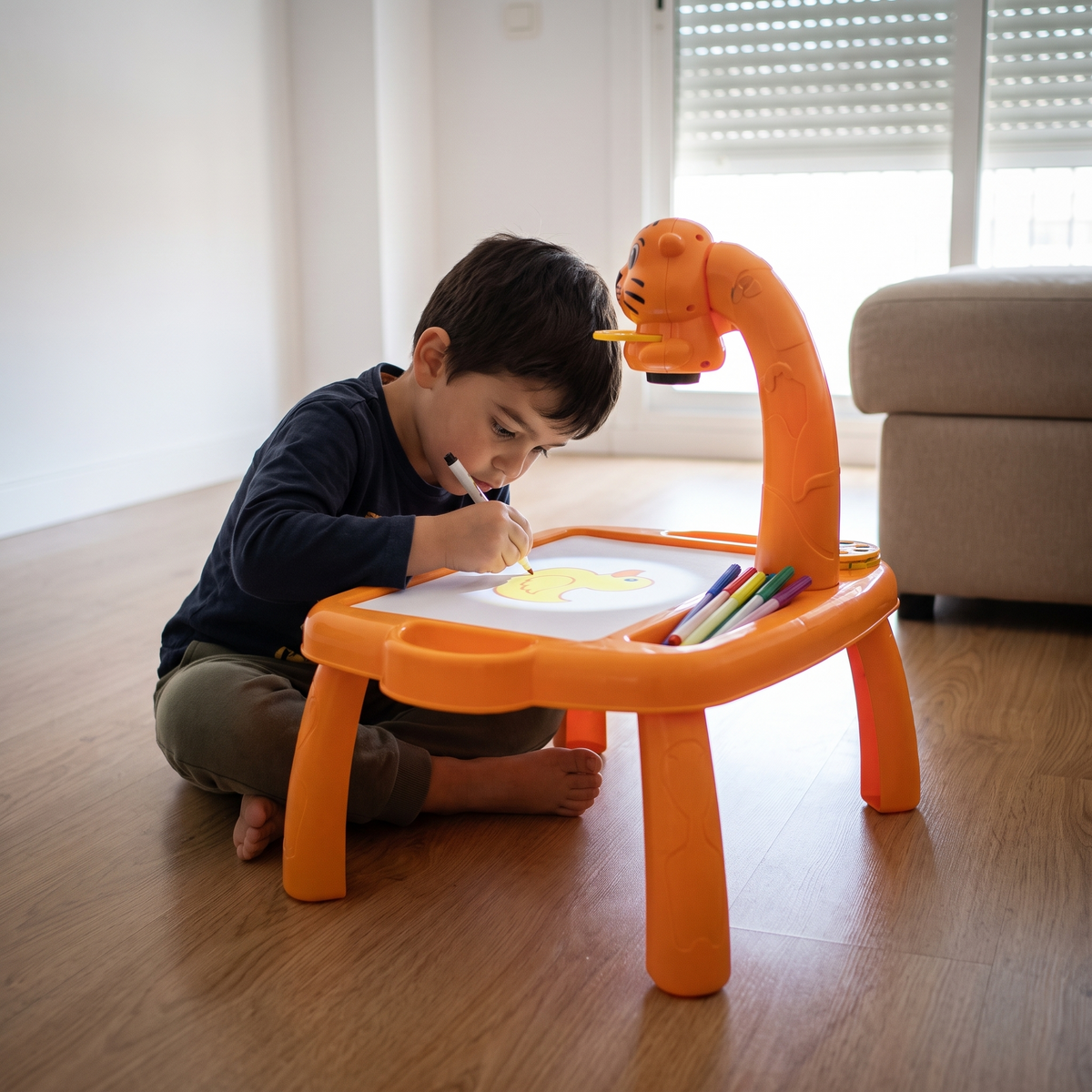 Mesita tigre naranja — niño de 4 años calcando la figura proyectada