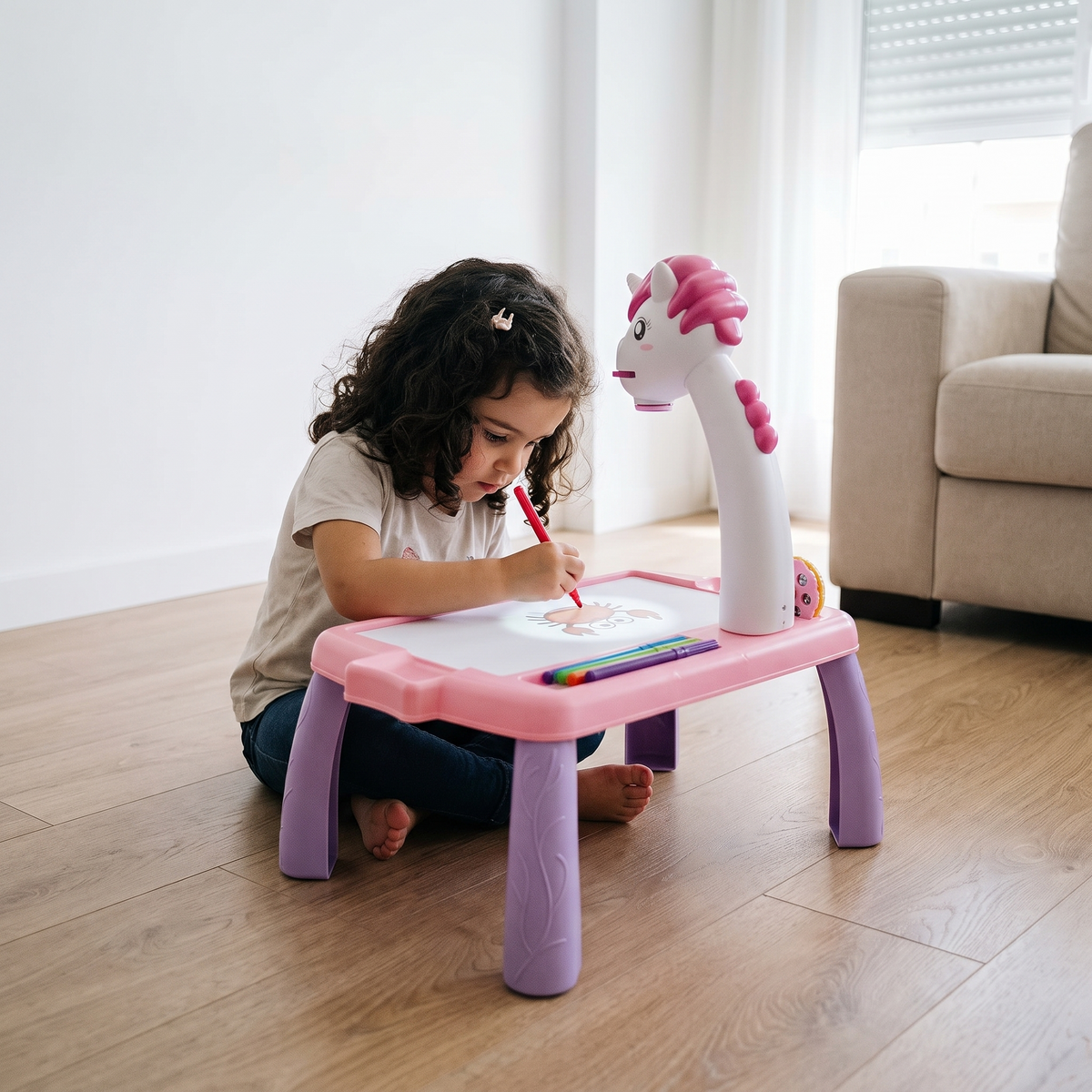 Mesita unicornio rosa — niña de 4 años calcando la figura proyectada