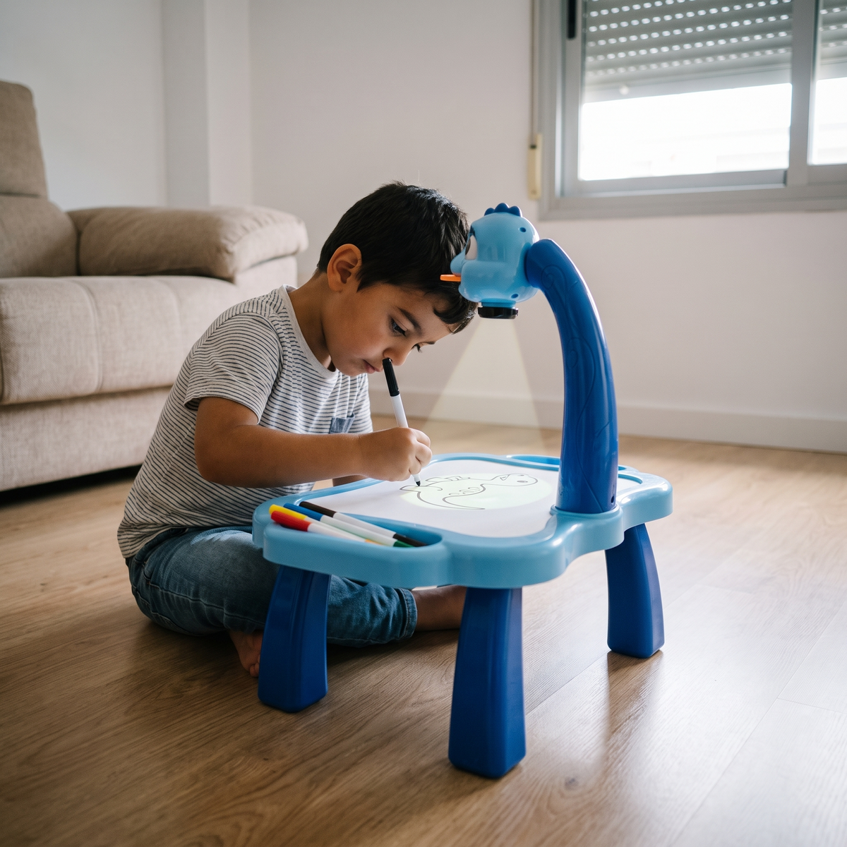 Mesita azul — niño de 4 años calcando la figura proyectada