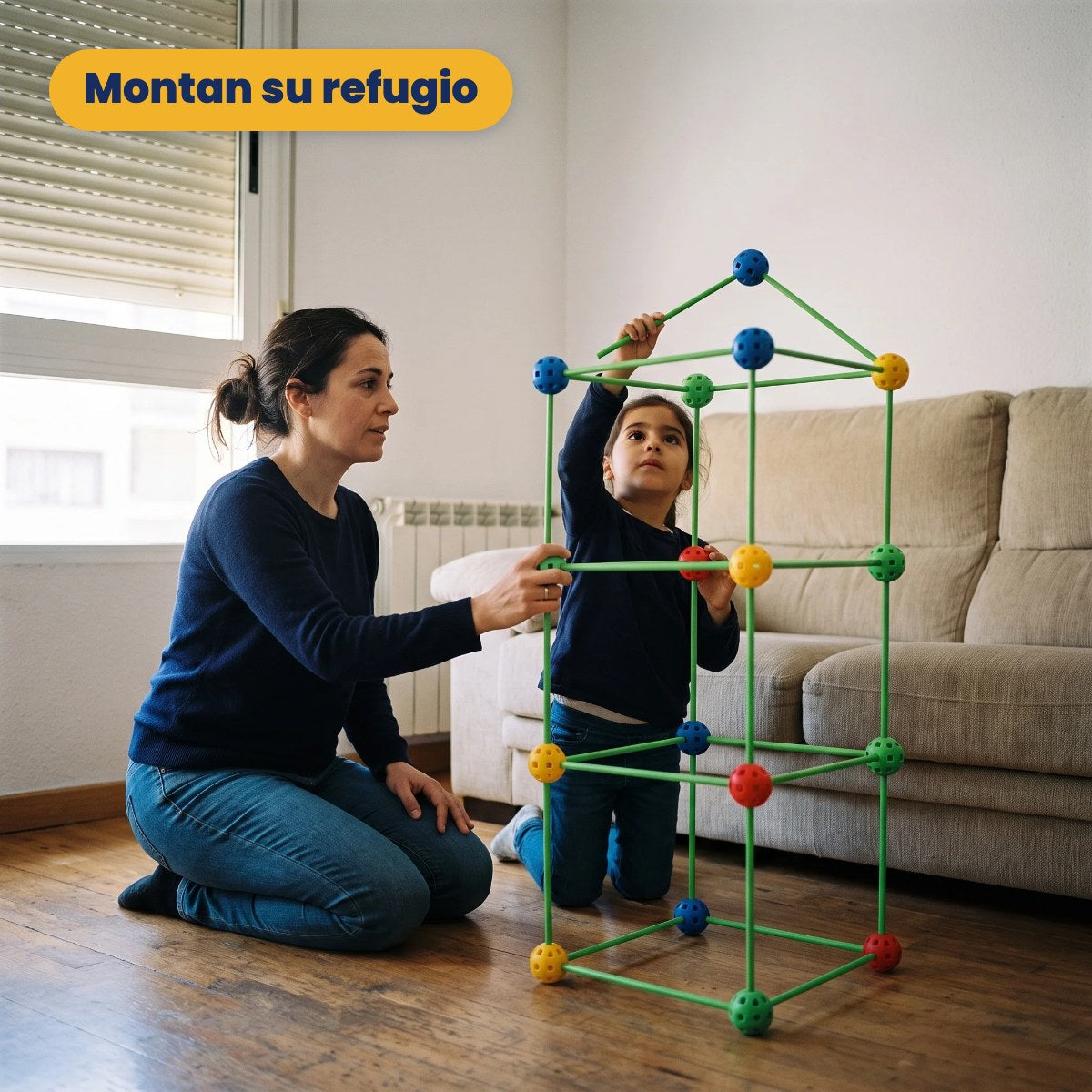 Madre e hijo montando juntos la estructura de la cabaña
