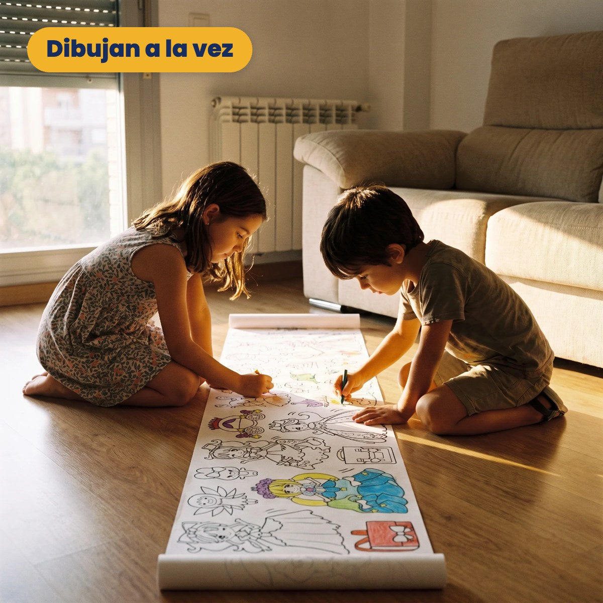 Dos hermanos coloreando a la vez el mismo rollo de dibujo