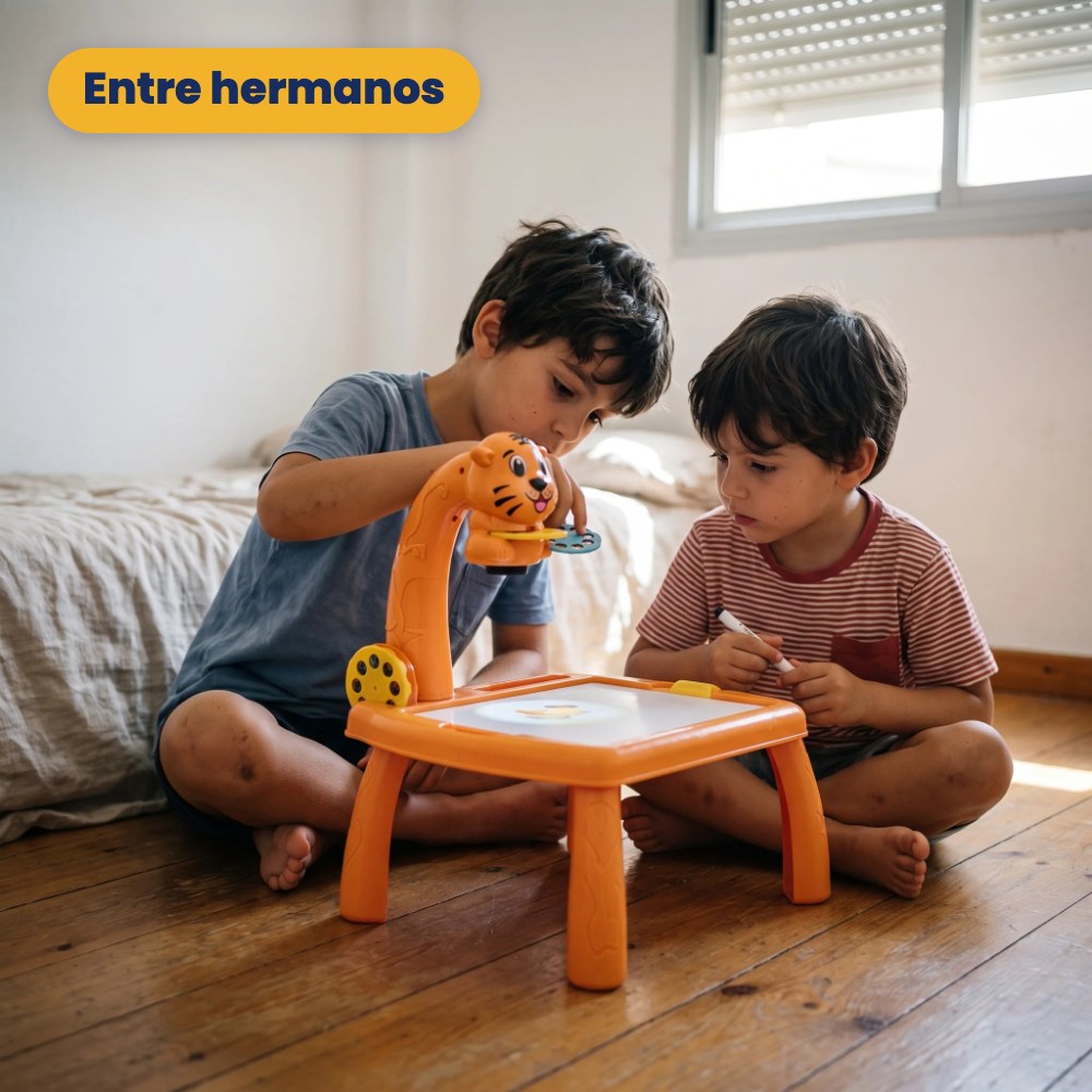 Dos hermanos turnándose en la mesita con proyector tigre