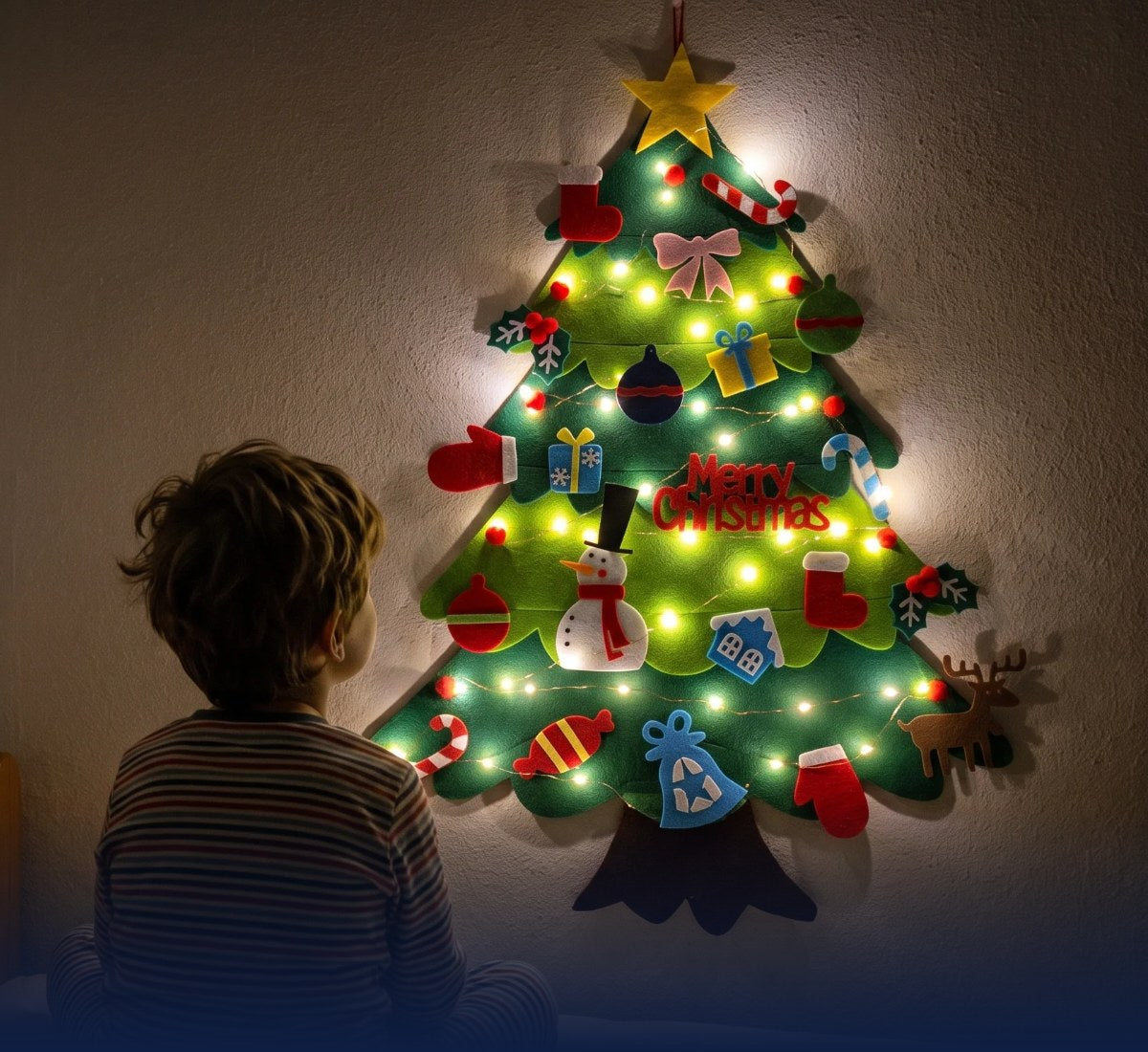 Árbol de Navidad de fieltro con luces encendidas por la noche
