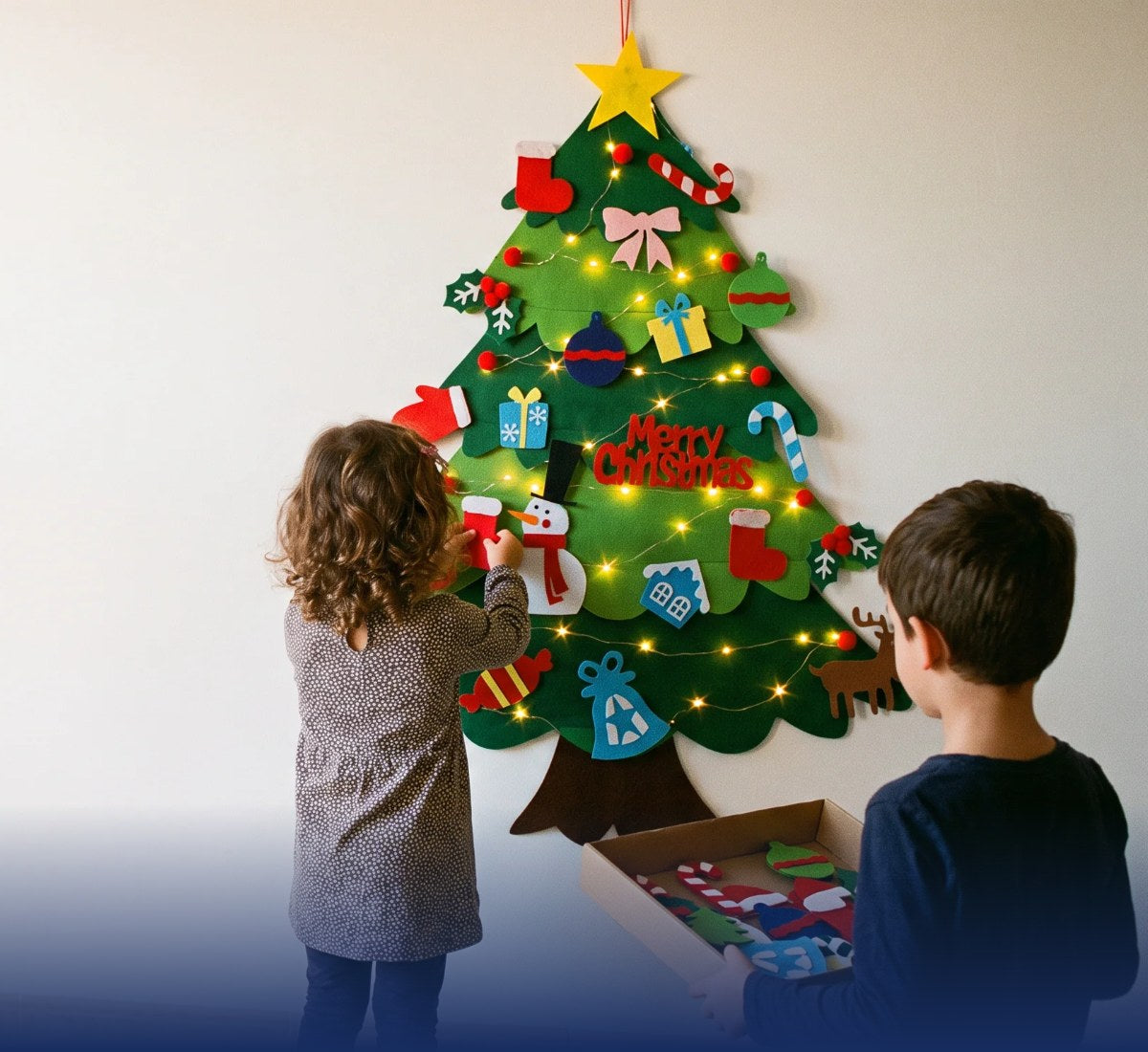 Hermanos decorando el árbol de Navidad de fieltro